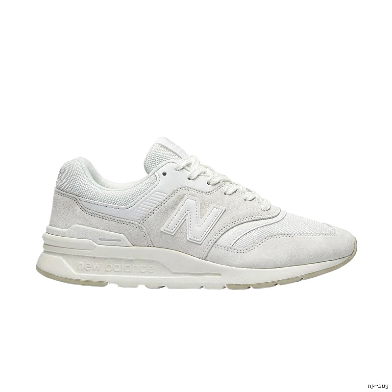 Retro-style white shoes of New Balance